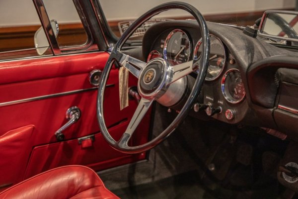 Моделът 2600 е флагман в гамата на Alfa Romeo, представен през 1962 в Женева и произвеждан до 1968. Предлага се в три разновидности - седан тип Berlina, купето Sprint и най-желаната - кабриолета Spider. Това е и последният модел на компанията с митичния 6-цилиндров редови мотор с горно разположени разпределителни валове. После тази конструкция, неизменна за Alfa още от 20-те години, отстъпва място на 4-цилиндрови мотори, защото компанията започва да се цели в по-масови и достъпни модели.